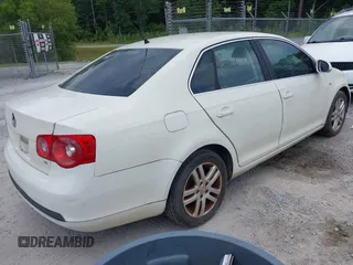 2007 Volkswagen Jetta Wolfsburg Edition z VIN 3VWEF71K47M192184, wystawiony jako IAAI lot #42573483 z przebiegiem 207 809 mil mil oraz . Historia ofert i sprzedaży dostępna na DreamBid. Obrazek 4.