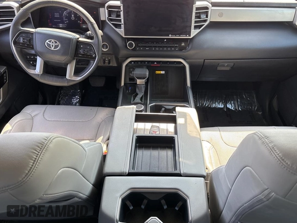 2024 Toyota Tundra Limited z VIN 5TFJA5DB5RX167288, wystawiony jako Copart lot #60570325 z przebiegiem 3 887 mil mil oraz Szkoda całkowita • Salvage title. Historia ofert i sprzedaży dostępna na DreamBid. Obrazek 9.