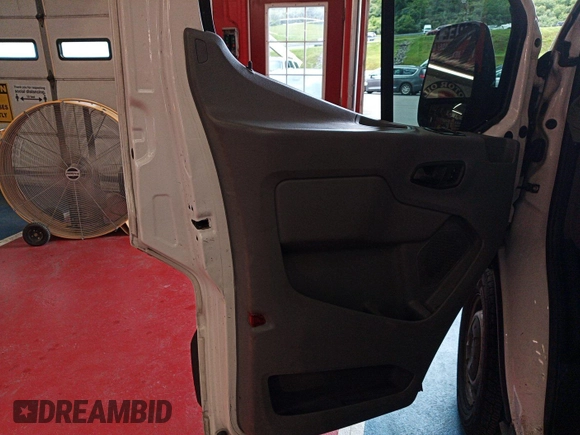 2016 Ford Transit Cargo z VIN 1FTYE1YM3GKB15532, wystawiony jako IAAI lot #42788480 z przebiegiem 64 600 mil mil oraz . Historia ofert i sprzedaży dostępna na DreamBid. Obrazek 29.