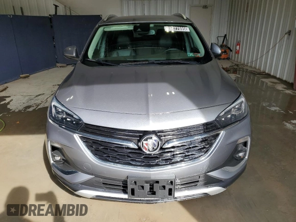 2020 Buick Encore GX Essence z VIN KL4MMFSL4LB095343, wystawiony jako Copart lot #47277695 z przebiegiem 135 502 mil mil oraz Czysty tytuł • Clean title. Historia ofert i sprzedaży dostępna na DreamBid. Obrazek 5.