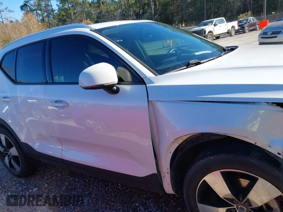 2021 Volvo XC40 Momentum with VIN YV4162UK8M2499552, listed as a IAAI auction lot 41375452 with 72,189 mi miles. Bid and sale history available at carsss.com. Image 13.