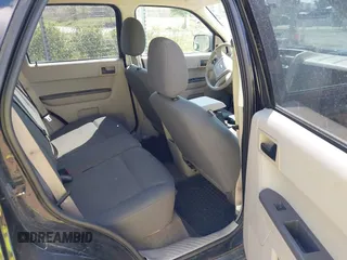 2008 Ford Escape XLS z VIN 1FMCU02Z58KE21611, wystawiony jako IAAI lot #42268488 z przebiegiem 227 198 mil mil oraz . Historia ofert i sprzedaży dostępna na DreamBid. Obrazek 8.