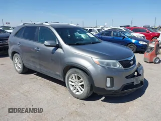 2015 Kia Sorento LX z VIN 5XYKTCA69FG584972, wystawiony jako IAAI lot #42315973 z przebiegiem 165 907 mil mil oraz . Historia ofert i sprzedaży dostępna na DreamBid. Obrazek 1.