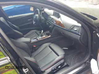 2015 BMW 3 Series 328i xDrive с VIN WBA3B5G55FNS18689, выставлен на аукционе IAAI как лот 42188139 с пробегом 90 612 миль миль и . История ставок и продаж доступна на DreamBid. Изображение 5.
