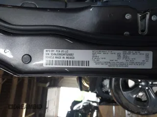 2021 Jeep Compass Latitude z VIN 3C4NJDBB3MT526057, wystawiony jako IAAI lot #42186267 z przebiegiem 32 393 mil mil oraz . Historia ofert i sprzedaży dostępna na DreamBid. Obrazek 9.