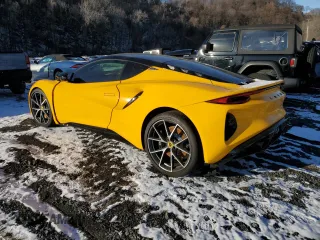 2024 Lotus Emira First Edition z VIN SCCLEKAX2RHB11154, wystawiony jako Copart lot #86479894 z przebiegiem 4634 mil mil oraz Szkody całkowita. Historia ofert i sprzedaży dostępna na DreamBid. Obrazek 2.