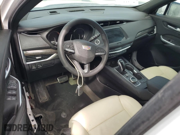 2022 Cadillac XT4 FWD Sport z VIN 1GYFZER44NF118862, wystawiony jako Copart lot #75053034 z przebiegiem 14 983 mil mil oraz Nie do naprawy • Non repairable. Historia ofert i sprzedaży dostępna na DreamBid. Obrazek 8.