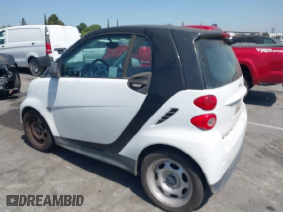2013 Smart fortwo Pure z VIN WMEEJ3BA9DK608864, wystawiony jako IAAI lot #42314857 z przebiegiem 159 513 mil mil oraz . Historia ofert i sprzedaży dostępna na DreamBid. Obrazek 3.