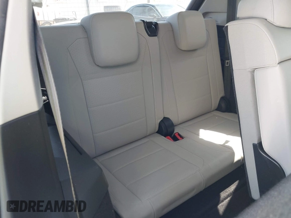2018 Volkswagen Tiguan SEL with VIN 3VV3B7AX3JM064061, listed as a IAAI auction lot 41772564 with 95,395 mi miles and . Bid and sale history available at DreamBid. Image 17.