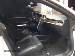 2017 Tesla Model S 100D z VIN 5YJSA1E2XHF224671, wystawiony jako IAAI lot #42665581 z przebiegiem 128 517 mil mil oraz . Historia ofert i sprzedaży dostępna na DreamBid. Obrazek 5.