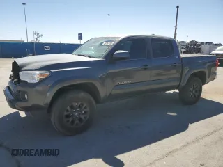 2023 Toyota Tacoma SR5 z VIN 3TMAZ5CNXPM207548, wystawiony jako Copart lot #48767455 z przebiegiem 21 729 mil mil oraz Szkody całkowita. Historia ofert i sprzedaży dostępna na DreamBid. Obrazek 1.