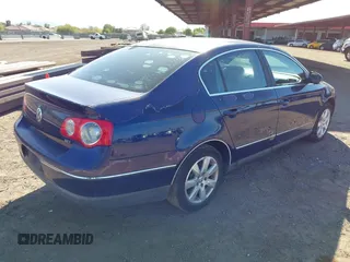 2006 Volkswagen Passat Value Edition z VIN WVWAK73CX6P042558, wystawiony jako IAAI lot #42232343 z przebiegiem 188 693 mil mil oraz . Historia ofert i sprzedaży dostępna na DreamBid. Obrazek 4.