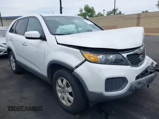 2012 Kia Sorento LX z VIN 5XYKT3A17CG308564, wystawiony jako IAAI lot #42379315 z przebiegiem 100 784 mil mil oraz . Historia ofert i sprzedaży dostępna na DreamBid. Obrazek 1.
