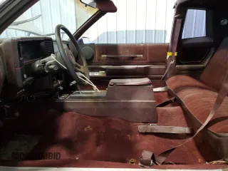1988 Chevrolet Monte Carlo z VIN 1G1GZ11G3JP115201, wystawiony jako Copart lot #75502454 z przebiegiem 71 006 mil mil oraz Szkody całkowita. Historia ofert i sprzedaży dostępna na DreamBid. Obrazek 7.