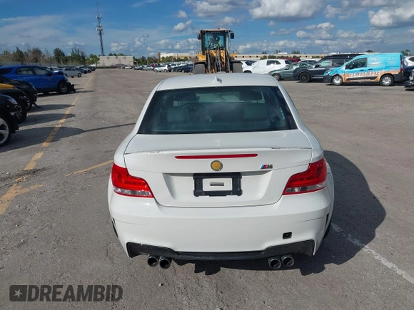 2011 BMW 1 Series M z VIN WBSUR9C56BVP76005, wystawiony jako IAAI lot #41399359 z przebiegiem 31 970 mil mil oraz . Historia ofert i sprzedaży dostępna na DreamBid. Obrazek 17.