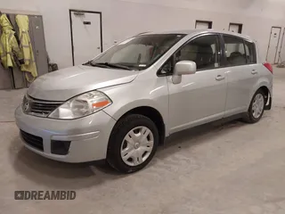 2010 Nissan Versa S z VIN 3N1BC1CP9AL363631, wystawiony jako IAAI lot #41987554 z przebiegiem 133 921 mil mil oraz . Historia ofert i sprzedaży dostępna na DreamBid. Obrazek 17.