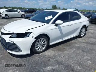 2024 Toyota Camry LE z VIN 4T1R11AK5RU881936, wystawiony jako IAAI lot #42080937 z przebiegiem 13 302 mil mil oraz . Historia ofert i sprzedaży dostępna na DreamBid. Obrazek 2.