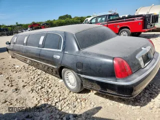 2002 Lincoln Town Car Executive with VIN 1L1FM81W02Y635348, listed as a Copart auction lot 61639325 with 88,597 mi miles and Clean title. Bid and sale history available at DreamBid. Image 2.
