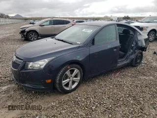 2014 Chevrolet Cruze 2LT z VIN 1G1PE5SB8E7334652, wystawiony jako Copart lot #43835785 z przebiegiem 98 296 mil mil oraz Szkoda całkowita • Salvage title. Historia ofert i sprzedaży dostępna na DreamBid. Obrazek 1.
