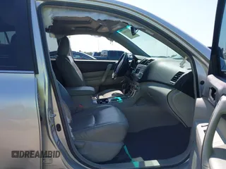 2011 Toyota Highlander z VIN 5TDZK3EH8BS045804, wystawiony jako IAAI lot #42211947 z przebiegiem 193 812 mil mil oraz . Historia ofert i sprzedaży dostępna na DreamBid. Obrazek 5.