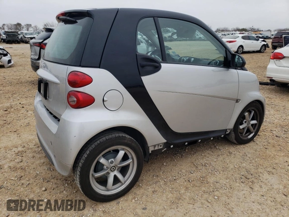 2015 Smart fortwo Passion z VIN WMEEJ3BA2FK815423, wystawiony jako Copart lot #42573045 z przebiegiem 11 588 mil mil oraz Szkoda całkowita • Salvage title. Historia ofert i sprzedaży dostępna na DreamBid. Obrazek 3.