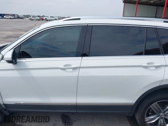 2020 Volkswagen Tiguan SE z VIN 3VV3B7AX4LM032609, wystawiony jako IAAI lot #42074359 z przebiegiem 52 404 mil mil oraz . Historia ofert i sprzedaży dostępna na DreamBid. Obrazek 14.