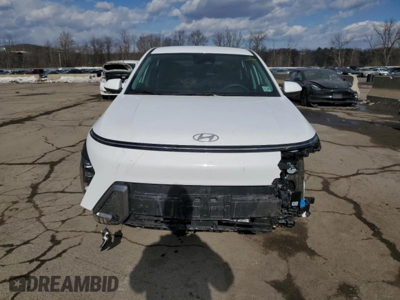 2025 Hyundai Kona SE with VIN KM8HACAB8SU221628, listed as a Copart auction lot 43034825 with 895 mi miles and Salvage Title. Bid and sale history available at carsss.com. Image 5.