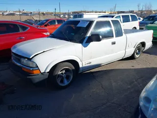 2000 Chevrolet S-10 LS with VIN 1GCCS1953Y8265178, listed as a IAAI auction lot 41309075 with 206,846 mi miles. Bid and sale history available at carsss.com. Image 2.