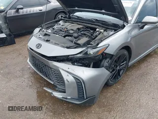 2025 Toyota Camry LE z VIN 4T1DAACK5SU527380, wystawiony jako IAAI lot #42116438 z przebiegiem 4 917 mil mil oraz . Historia ofert i sprzedaży dostępna na DreamBid. Obrazek 18.