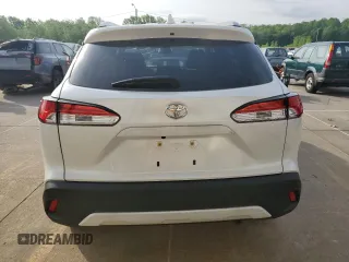 2022 Toyota Corolla Cross LE z VIN 7MUCAAAG0NV034364, wystawiony jako Copart lot #54845725 z przebiegiem 28 200 mil mil oraz Szkody całkowita. Historia ofert i sprzedaży dostępna na DreamBid. Obrazek 6.
