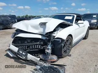 2018 Ford Mustang EcoBoost Premium z VIN 1FATP8UH3J5166286, wystawiony jako IAAI lot #42390424 z przebiegiem 92 077 mil mil oraz . Historia ofert i sprzedaży dostępna na DreamBid. Obrazek 17.