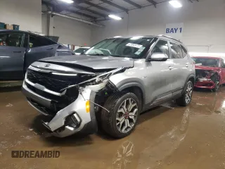 2021 Kia Seltos SX z VIN KNDETCA20M7157961, wystawiony jako Copart lot #47992475 z przebiegiem 23 436 mil mil oraz Szkoda całkowita • Salvage title. Historia ofert i sprzedaży dostępna na DreamBid. Obrazek 1.