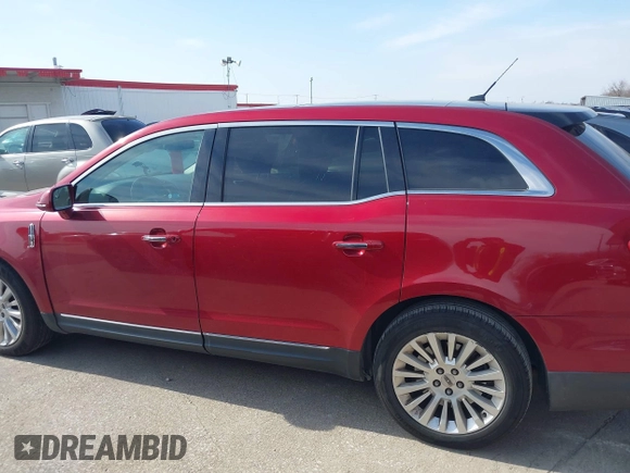 2014 Lincoln MKT EcoBoost z VIN 2LMHJ5AT9EBL55440, wystawiony jako IAAI lot #41589967 z przebiegiem 194 408 mil mil oraz . Historia ofert i sprzedaży dostępna na DreamBid. Obrazek 14.