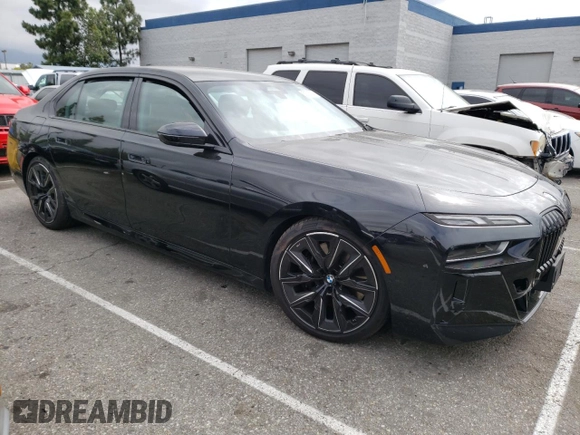 2023 BMW 7 Series 740i z VIN WBA23EH06PCL98645, wystawiony jako Copart lot #53717653 z przebiegiem Nie podano mil oraz . Historia ofert i sprzedaży dostępna na DreamBid. Obrazek 4.