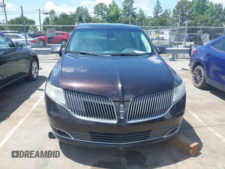2014 Lincoln MKT EcoBoost z VIN 2LMHJ5AT9EBL53512, wystawiony jako IAAI lot #42330434 z przebiegiem 128 950 mil mil oraz . Historia ofert i sprzedaży dostępna na DreamBid. Obrazek 12.
