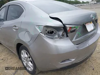 2016 Scion iA z VIN 3MYDLBZV5GY144289, wystawiony jako IAAI lot #42247688 z przebiegiem 107 958 mil mil oraz . Historia ofert i sprzedaży dostępna na DreamBid. Obrazek 6.