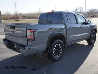 2024 Nissan Frontier SV z VIN 1N6ED1EK2RN667028, wystawiony jako Copart lot #55688885 z przebiegiem 3 447 mil mil oraz Szkoda całkowita • Salvage title. Historia ofert i sprzedaży dostępna na DreamBid. Obrazek 3.