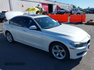 2015 BMW 3 Series 328i xDrive z VIN WBA3B5G58FNS13423, wystawiony jako IAAI lot #42050878 z przebiegiem 82 235 mil mil oraz . Historia ofert i sprzedaży dostępna na DreamBid. Obrazek 1.
