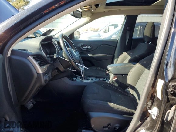 2017 Jeep Cherokee Latitude with VIN 1C4PJMCS3HW563102, listed as a Copart auction lot 46248155 with 104,937 mi miles and Clean Title. Bid and sale history available at DreamBid. Image 7.