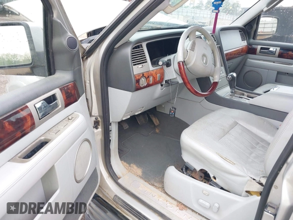 2005 Lincoln Navigator Luxury with VIN 5LMFU27585LJ15553, listed as a IAAI auction lot 42090461 with 243,871 mi miles. Bid and sale history available at carsss.com. Image 13.