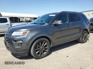 2018 Ford Explorer XLT z VIN 1FM5K7D86JGC55667, wystawiony jako Copart lot #52615085 z przebiegiem 119 020 mil mil oraz Szkoda całkowita • Salvage title. Historia ofert i sprzedaży dostępna na DreamBid. Obrazek 1.