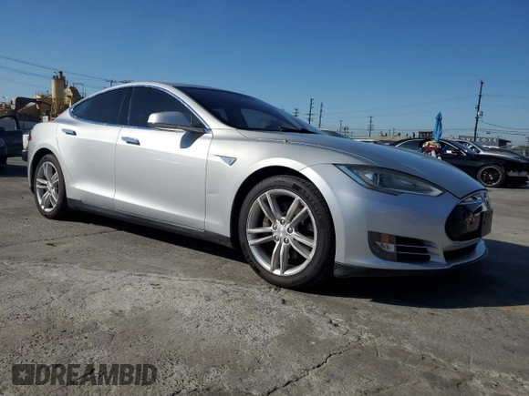 2013 Tesla Model S с VIN 5YJSA1DG7DFP11382, выставлен на аукционе Copart как лот 67097375 с пробегом 55 481 миль миль и Списание • Salvage title. История ставок и продаж доступна на DreamBid. Изображение 4.