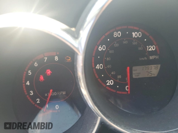 2006 Toyota Matrix STD z VIN 2T1KR32E46C584555, wystawiony jako Copart lot #50241805 z przebiegiem 179 378 mil mil oraz Szkoda całkowita • Salvage title. Historia ofert i sprzedaży dostępna na DreamBid. Obrazek 9.