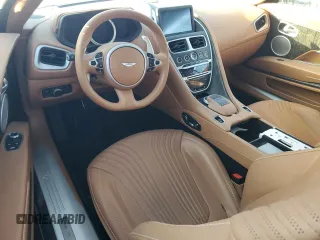 2020 Aston Martin DB11 z VIN SCFRMFCW2LGM09449, wystawiony jako Copart lot #75221044 z przebiegiem Nie podano mil oraz Nie do naprawy. Historia ofert i sprzedaży dostępna na DreamBid. Obrazek 8.