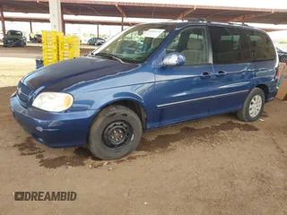 2005 Kia Sedona LX with VIN KNDUP132X56697388, listed as a IAAI auction lot 40695710 with 217,116 mi miles. Bid and sale history available at carsss.com. Image 2.