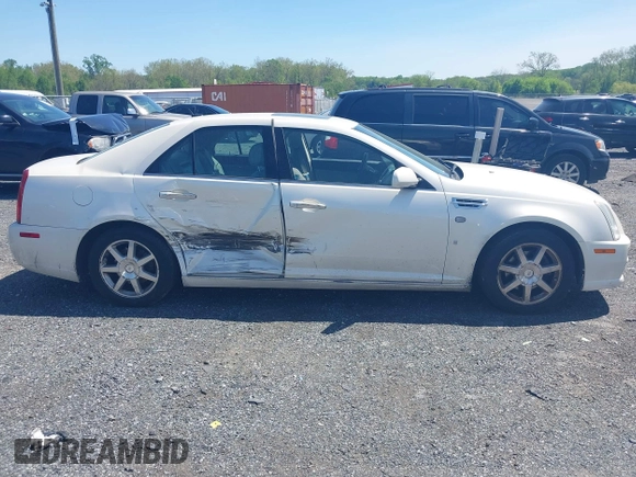 2008 Cadillac STS RWD z VIN 1G6DZ67A580168157, wystawiony jako IAAI lot #42133003 z przebiegiem 133 928 mil mil oraz . Historia ofert i sprzedaży dostępna na DreamBid. Obrazek 13.