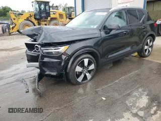 2019 Volvo XC40 Momentum with VIN YV4162UK5K2123145, listed as a Copart auction lot 64414484 with 32,761 mi miles and Salvage Title. Bid and sale history available at carsss.com. Image 1.