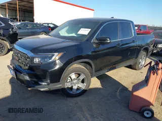 2025 Honda Ridgeline RTL z VIN 5FPYK3F57SB001319, wystawiony jako IAAI lot #41765594 z przebiegiem 1 358 mil mil oraz . Historia ofert i sprzedaży dostępna na DreamBid. Obrazek 2.