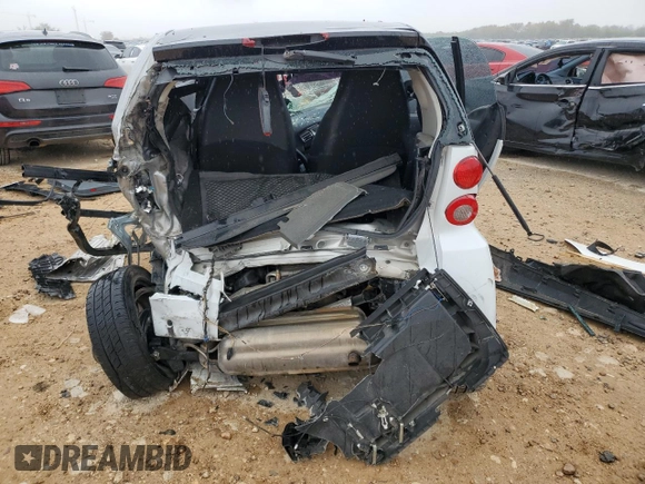 2012 Smart fortwo Pure z VIN WMEEJ3BA9CK565559, wystawiony jako Copart lot #83961444 z przebiegiem Nie podano mil oraz Nie do naprawy. Historia ofert i sprzedaży dostępna na DreamBid. Obrazek 6.