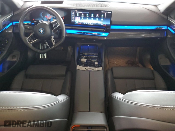 2024 BMW i5 eDrive40 z VIN WBY33FK01RCP20132, wystawiony jako Copart lot #64905364 z przebiegiem 10 638 mil mil oraz Szkody całkowita. Historia ofert i sprzedaży dostępna na DreamBid. Obrazek 8.